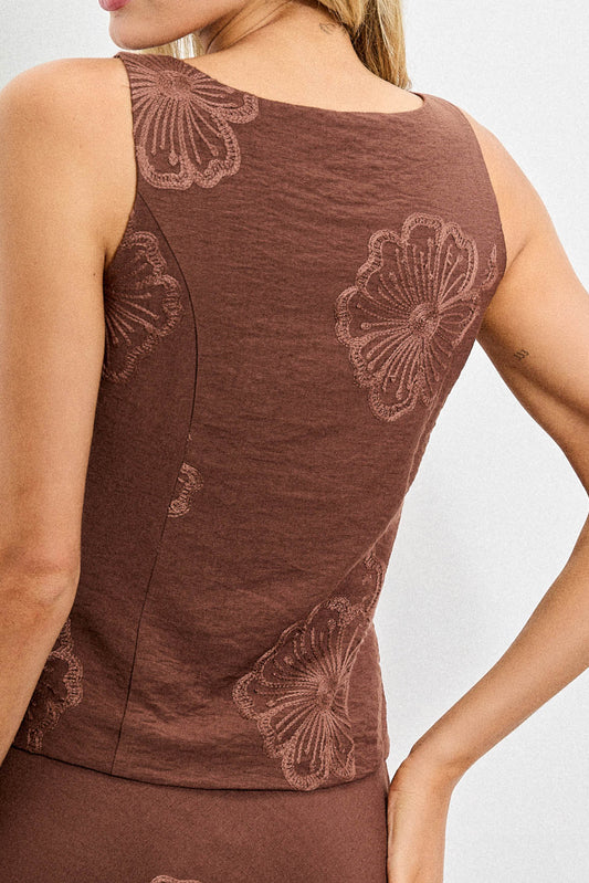 FLORAL EMROIDERY BOAT NECK SLEEVELESS TOP